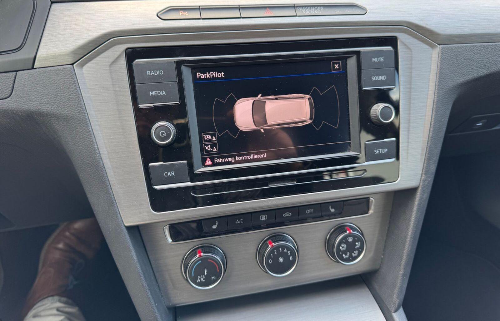 Volkswagen Passat Variant MFL Klima SHZ PDC TOP