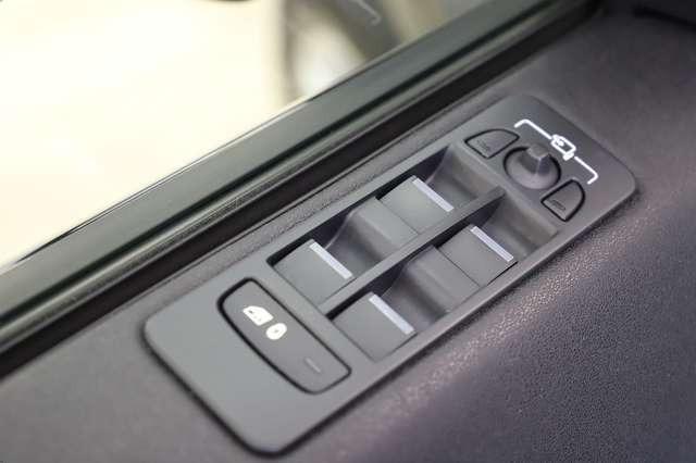Land Rover Discovery Sport SE AWD 241PS Pano SHZ 1.Hand