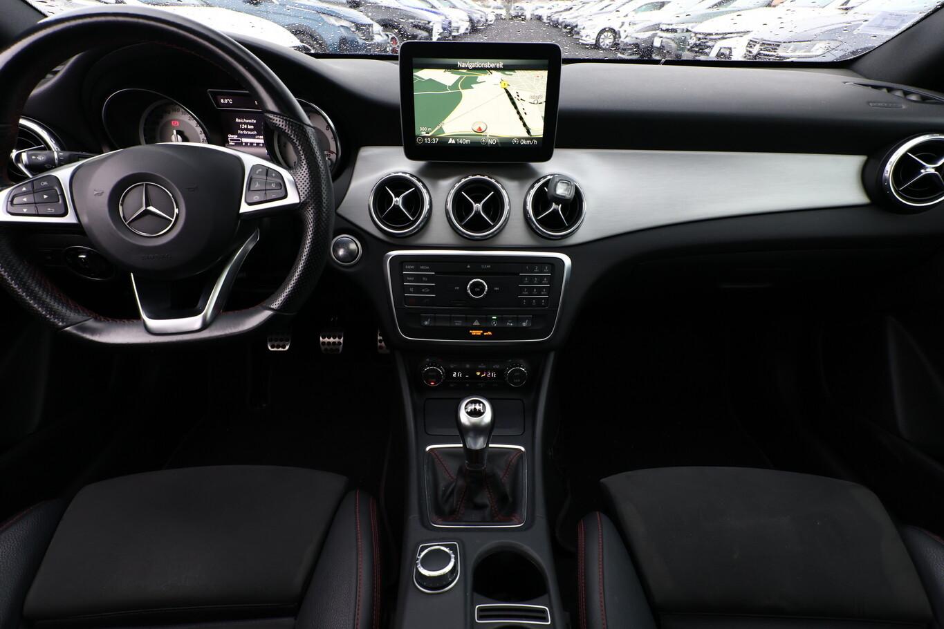 Mercedes-Benz GLA 200 d AMG Line NightP Pano Nav ParkAs Temp