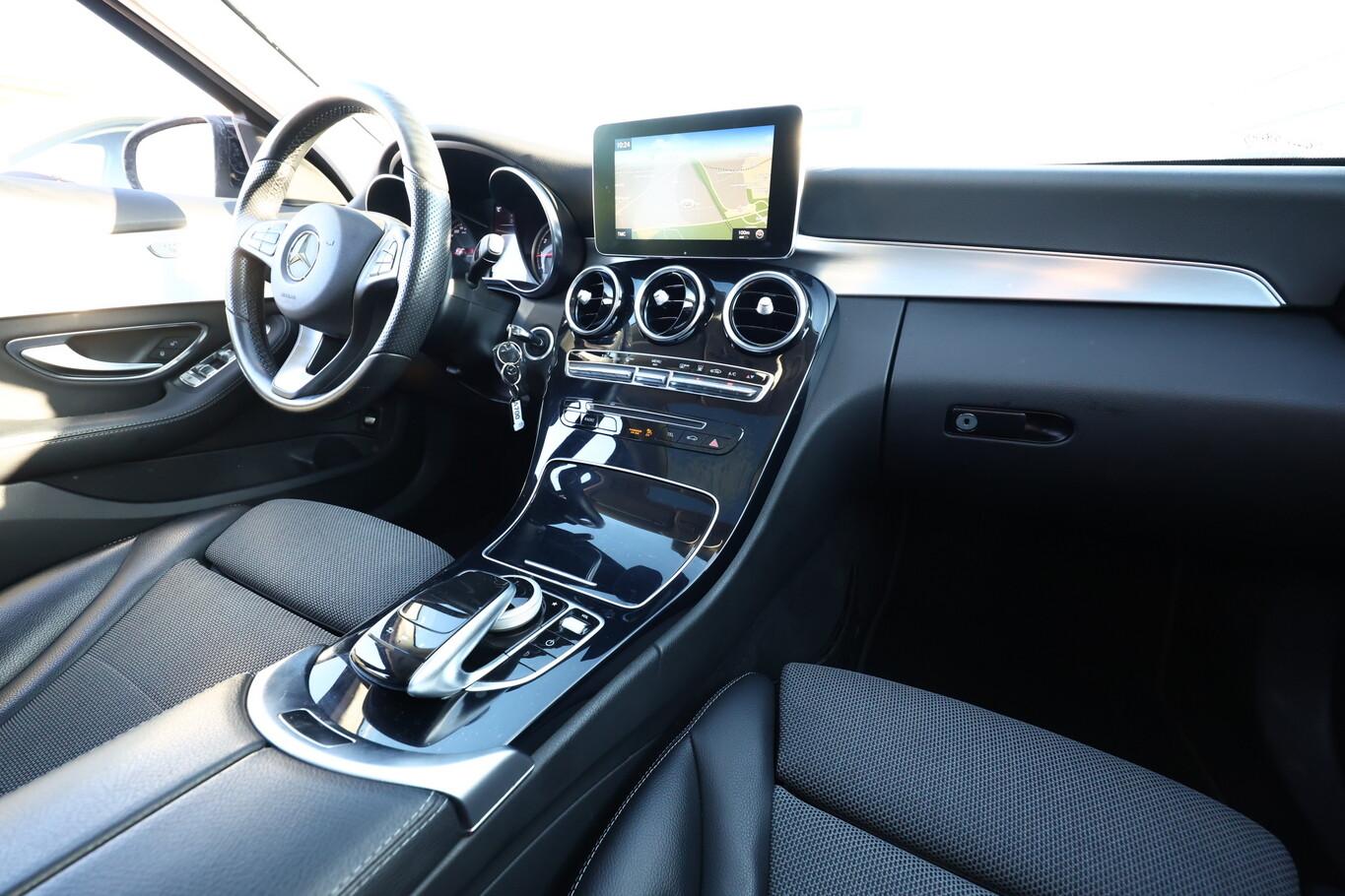 Mercedes-Benz C 300 T 245 Aut. Avantgarde LED Pano ParkAs Kam