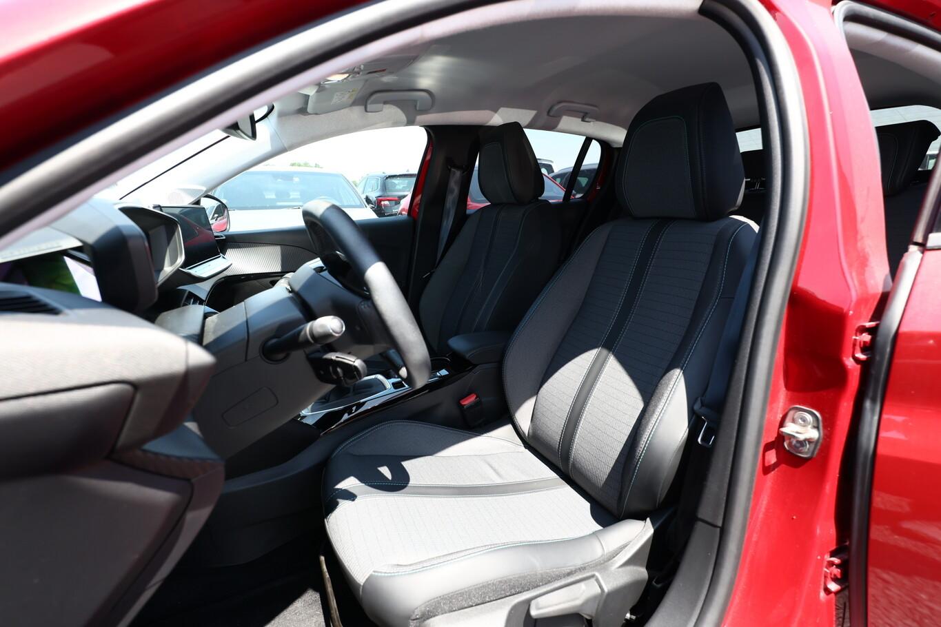 Peugeot 208 1.2 PureTech 100 Allure Pack Nav. PDC
