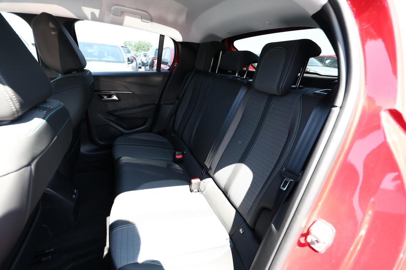 Peugeot 208 1.2 PureTech 100 Allure Pack Nav. PDC