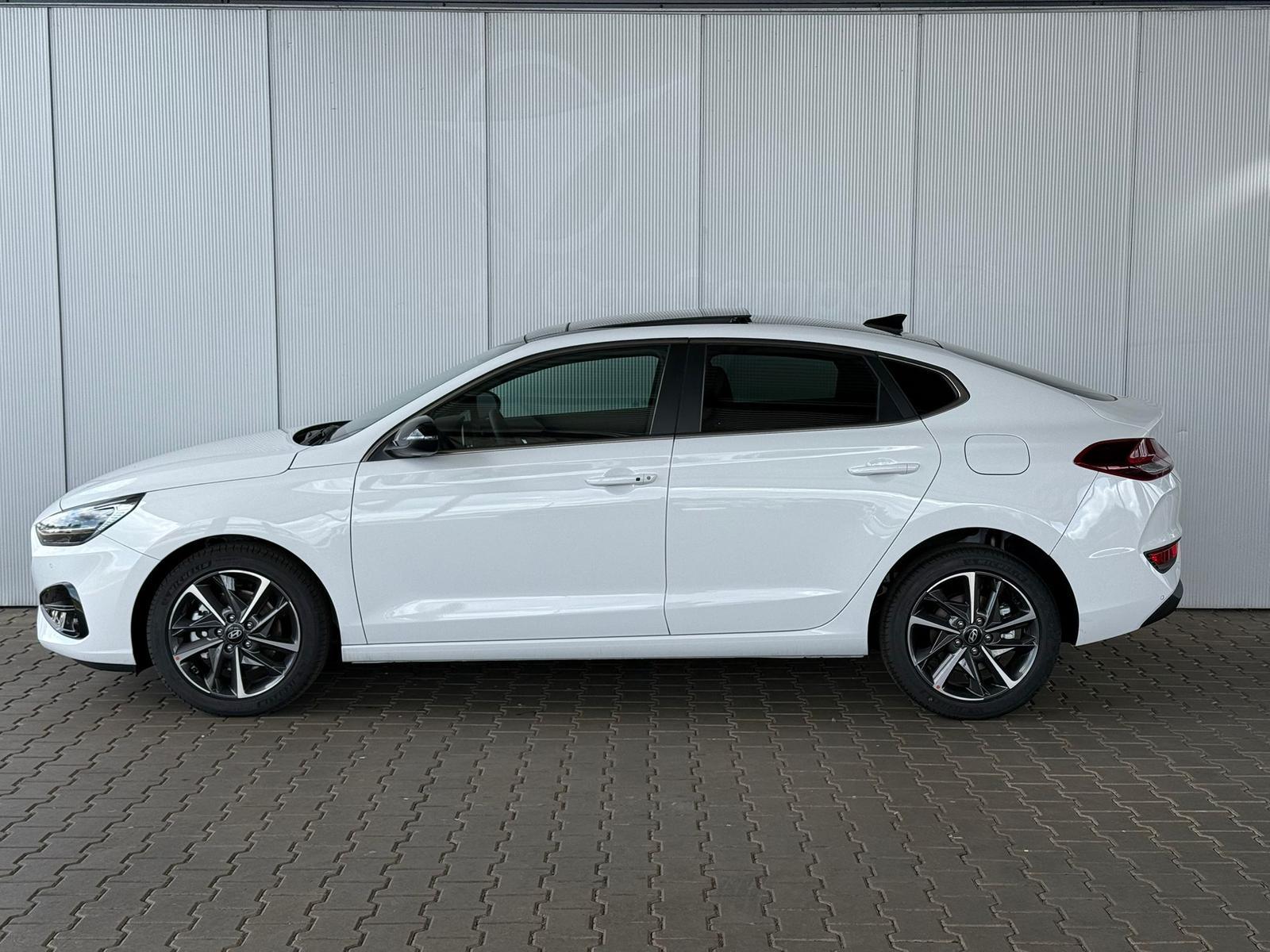 Hyundai i30 Fastback - PD GO Plus 1.5 TGDI DCT 48V / Panodach / ACC / Sitz & Lenkr.Heiz.