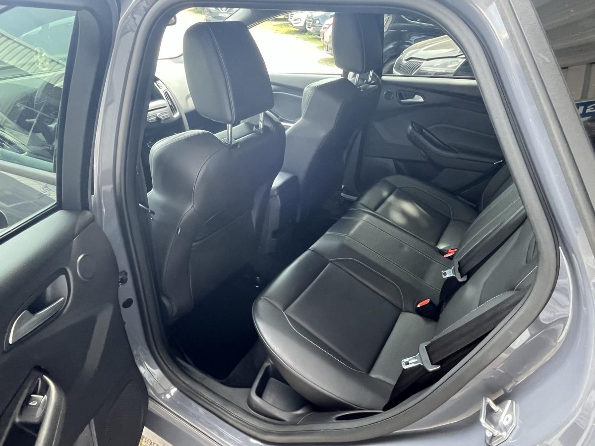 Ford Focus ST 2.0 ECO LEDER  PDC KLIMA ALU NAVI DAB RECARO 