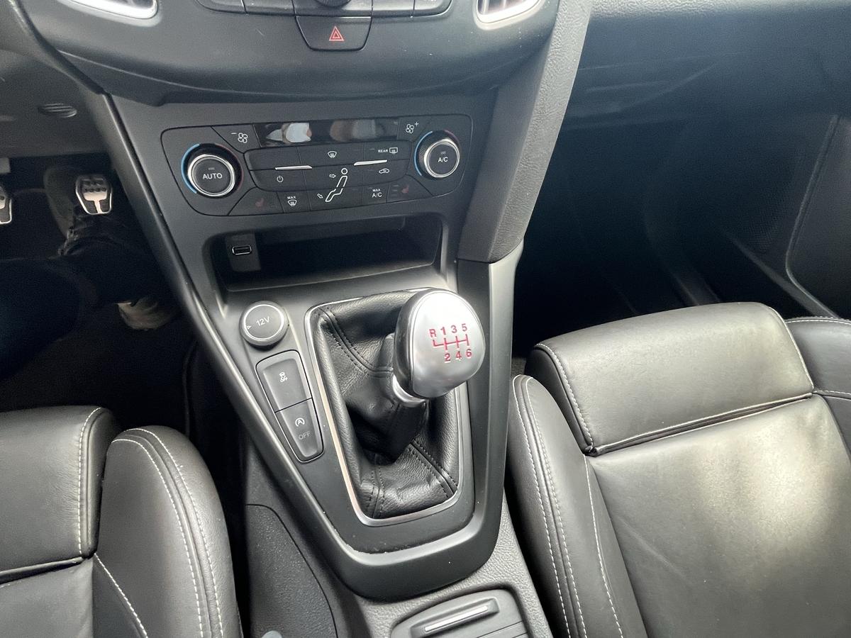 Ford Focus ST 2.0 ECO LEDER  PDC KLIMA ALU NAVI DAB RECARO 