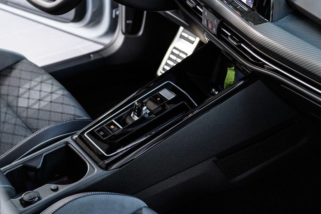 Volkswagen Golf 8 R-Line eTSI +LED+AHK+H&K+KAMERA+18''+