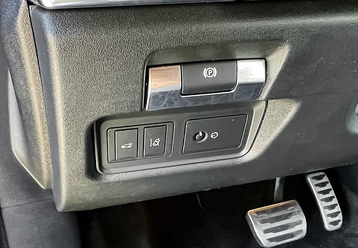 Jaguar E-Pace D240 R-Dynamic PANO SHZ NAVI RFK LED MERIDIAN