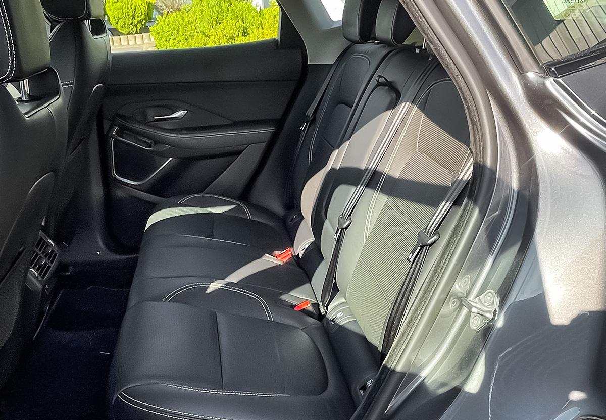 Jaguar E-Pace D240 R-Dynamic PANO SHZ NAVI RFK LED MERIDIAN