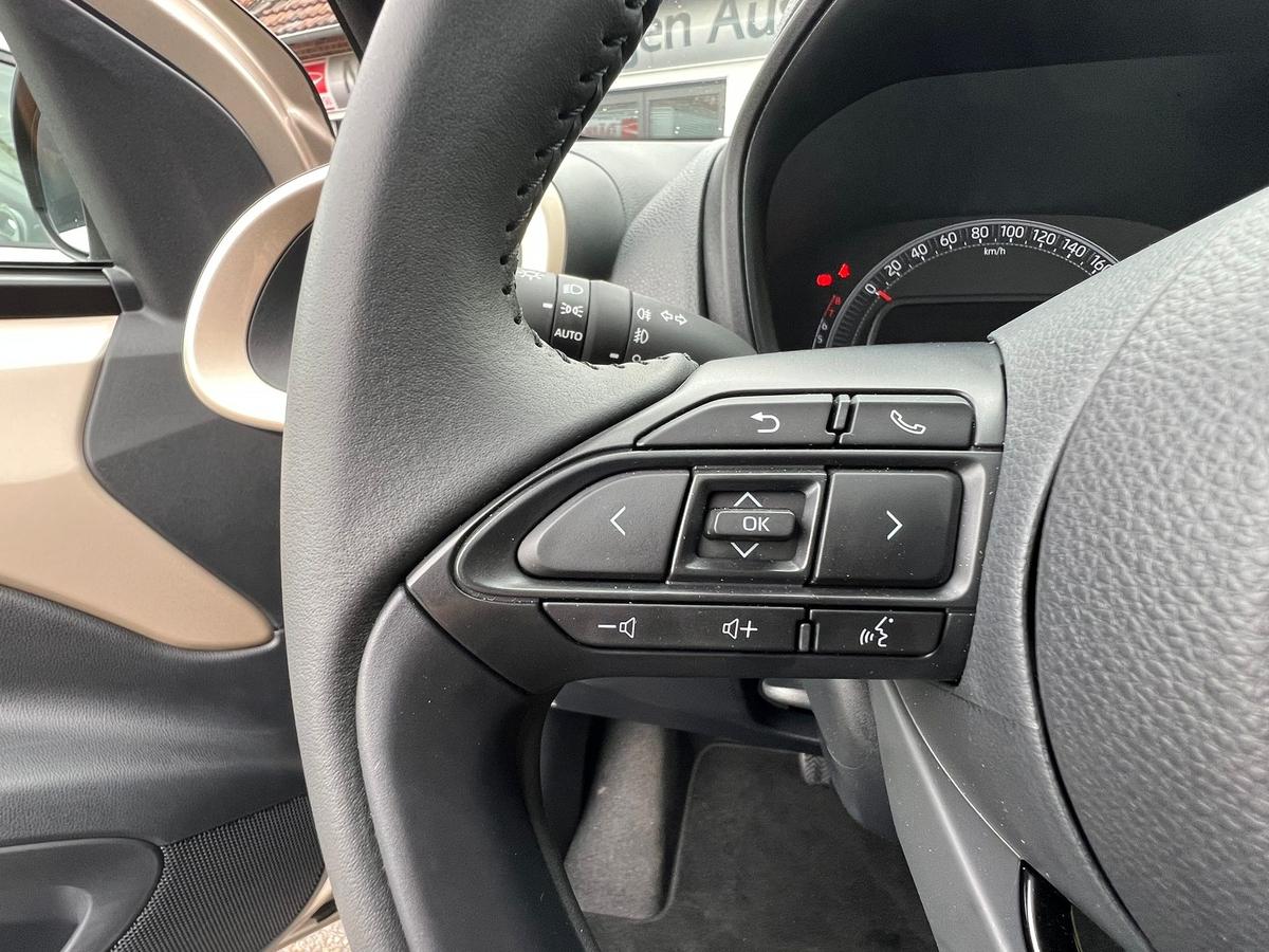 Toyota Aygo X 1.0 Automatik - R.Kam + PDC v+h - Sitzhzg - Navi - 