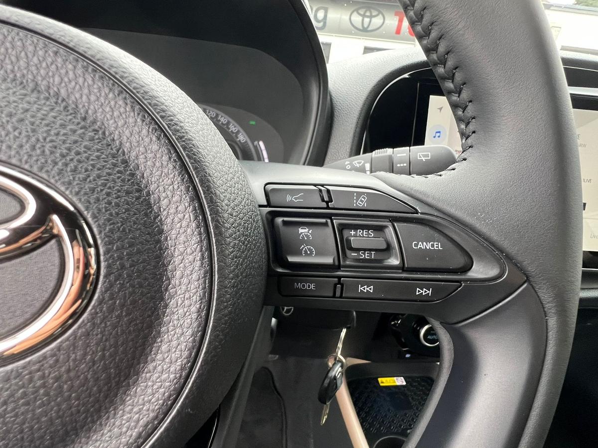 Toyota Aygo X 1.0 Automatik - R.Kam + PDC v+h - Sitzhzg - Navi - 