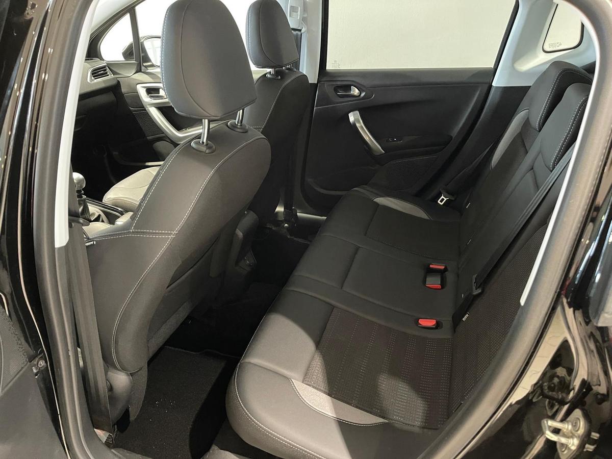 Peugeot 2008 Allure Navi SHZ PDC Panoramadach