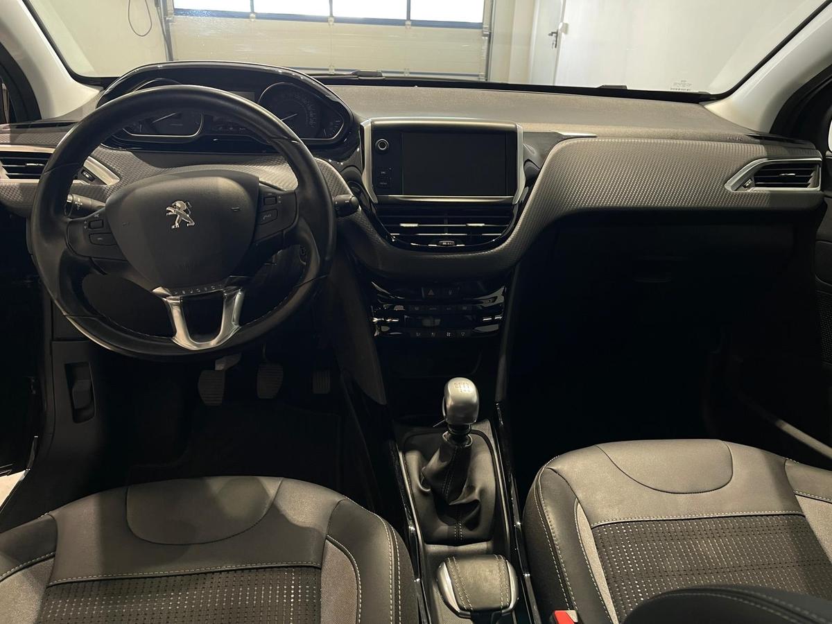Peugeot 2008 Allure Navi SHZ PDC Panoramadach