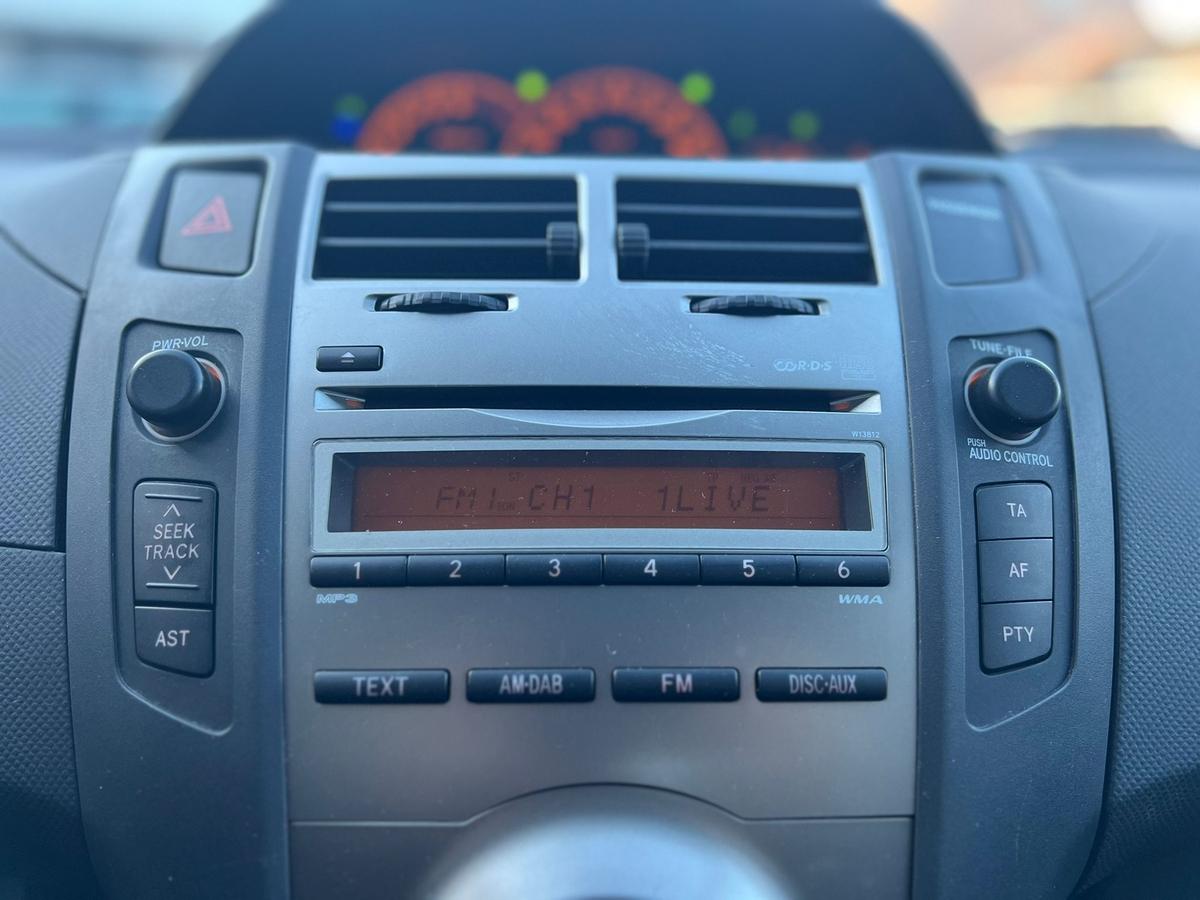 Toyota Yaris 1.3 VVT-i Life - Kl.autom.- ZV - e.Fenster - 2.Hand