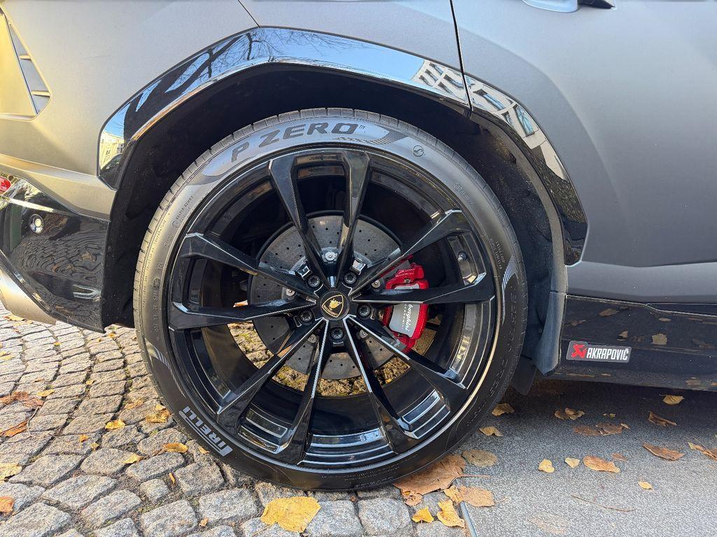Lamborghini Urus 4.0 AKRAPOVIČ*CARBON*PANO*HEADUP*B&O*MEMO*