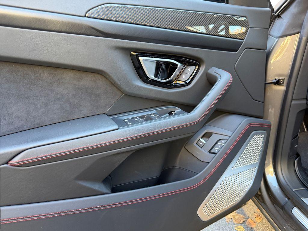 Lamborghini Urus 4.0 AKRAPOVIČ*CARBON*PANO*HEADUP*B&O*MEMO*