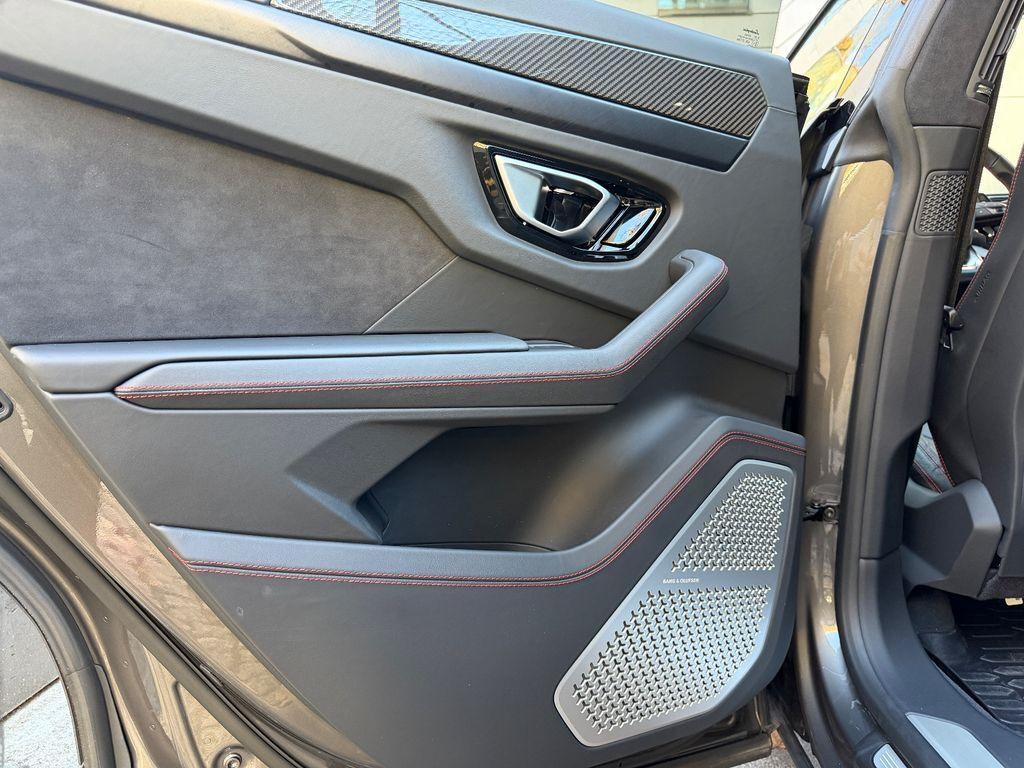 Lamborghini Urus 4.0 AKRAPOVIČ*CARBON*PANO*HEADUP*B&O*MEMO*