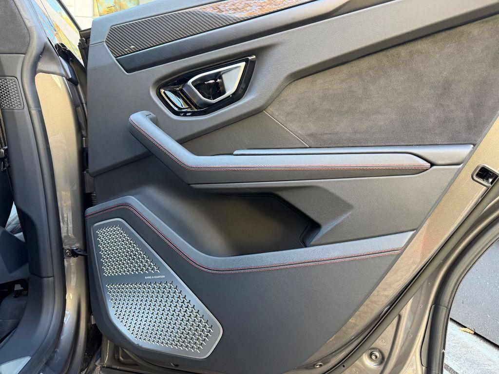 Lamborghini Urus 4.0 AKRAPOVIČ*CARBON*PANO*HEADUP*B&O*MEMO*