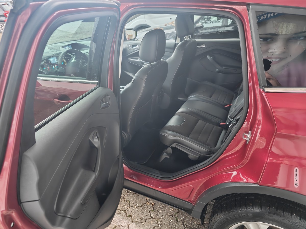Ford Kuga 2.0 TDCi 87TKM*4x4*PANO*XENON*AUTOM*TITANIUM*PDC*SHZ