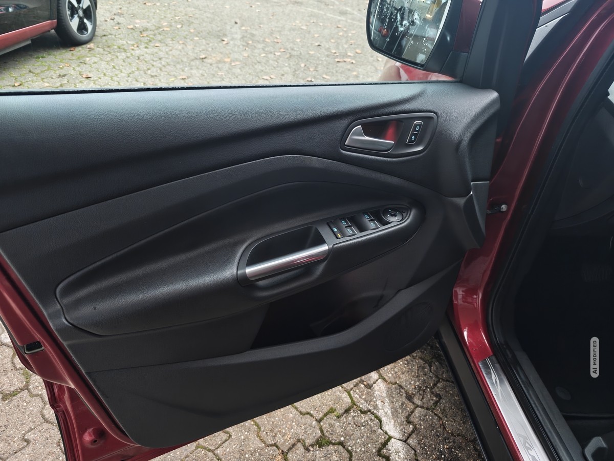 Ford Kuga 2.0 TDCi 87TKM*4x4*PANO*XENON*AUTOM*TITANIUM*PDC*SHZ