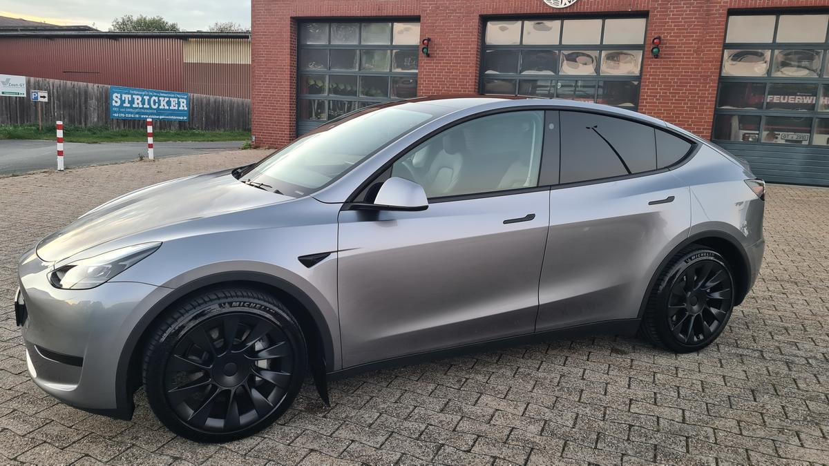 Tesla Model Y SR AP 2WD  19 BYD AKKU
