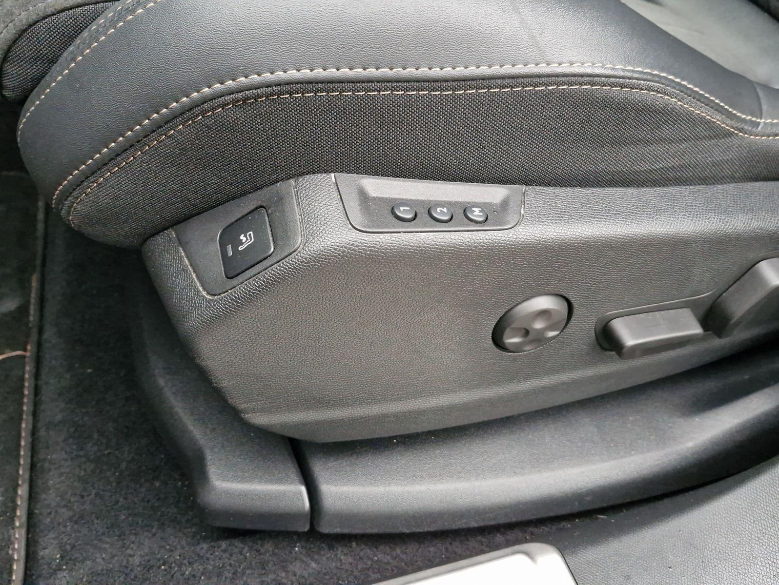 Peugeot 3008 PHEV 300 e-AT GT Pack LED Pano Alcantara Na