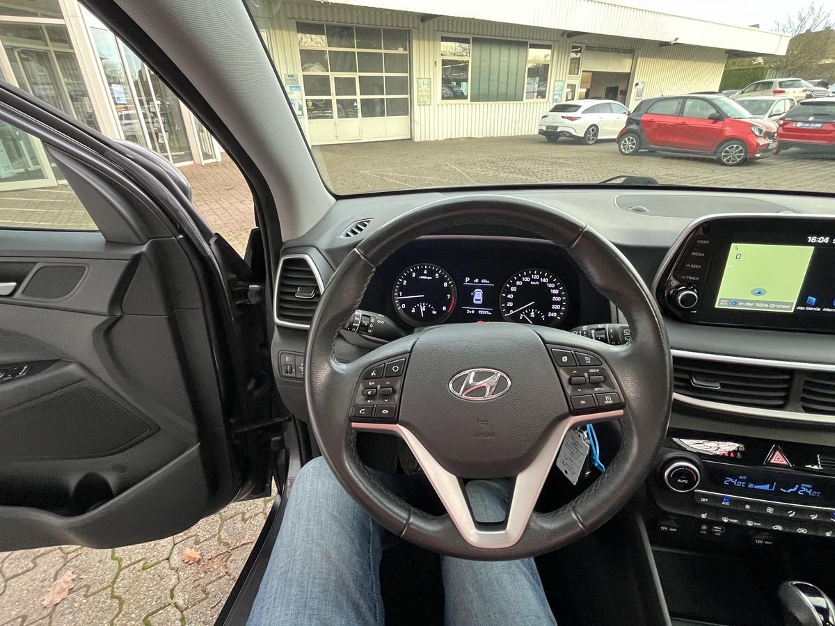 Hyundai Tucson 1.6 TREND 2WD PANO KLIMA LEDER ALU NAVI SHZ KAMERA 