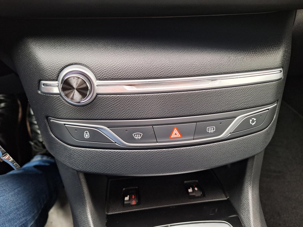 Peugeot 308 NAVI*CARPLAY*SITZHEIZUNG*KAMERA*ALLWETTER