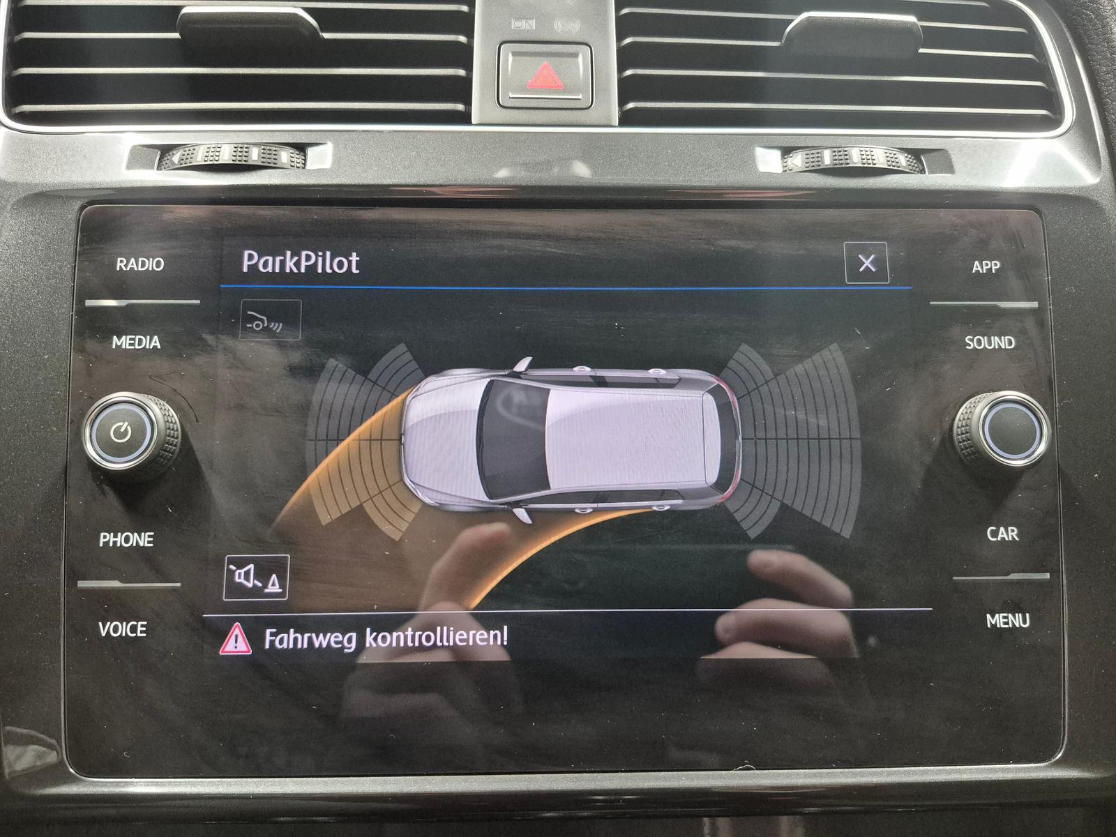 Volkswagen Golf VII  LED/App-C./SHZ/Kam/ACC/AHK/16-LM