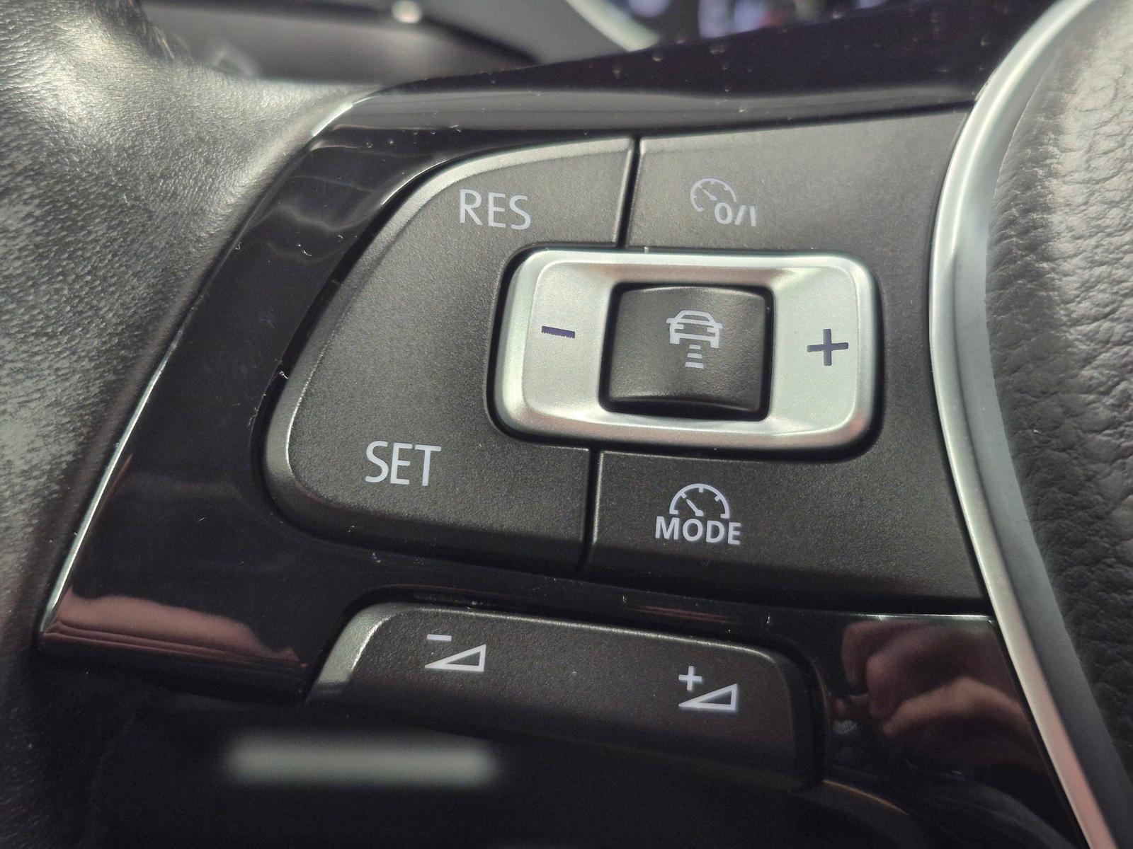 Volkswagen Golf VII  LED/App-C./SHZ/Kam/ACC/AHK/16-LM