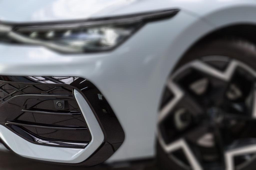 Volkswagen Golf VIII 2.0 TDI R-Line IQ-LIGHT+BLACK-STYLE