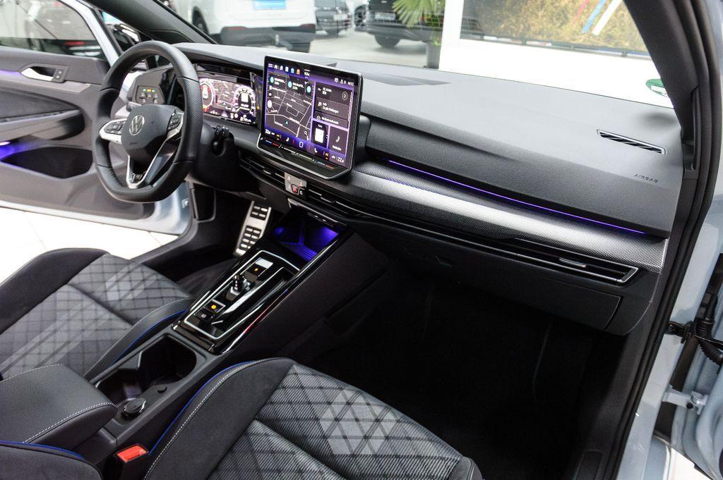 Volkswagen Golf VIII 2.0 TDI R-Line IQ-LIGHT+BLACK-STYLE