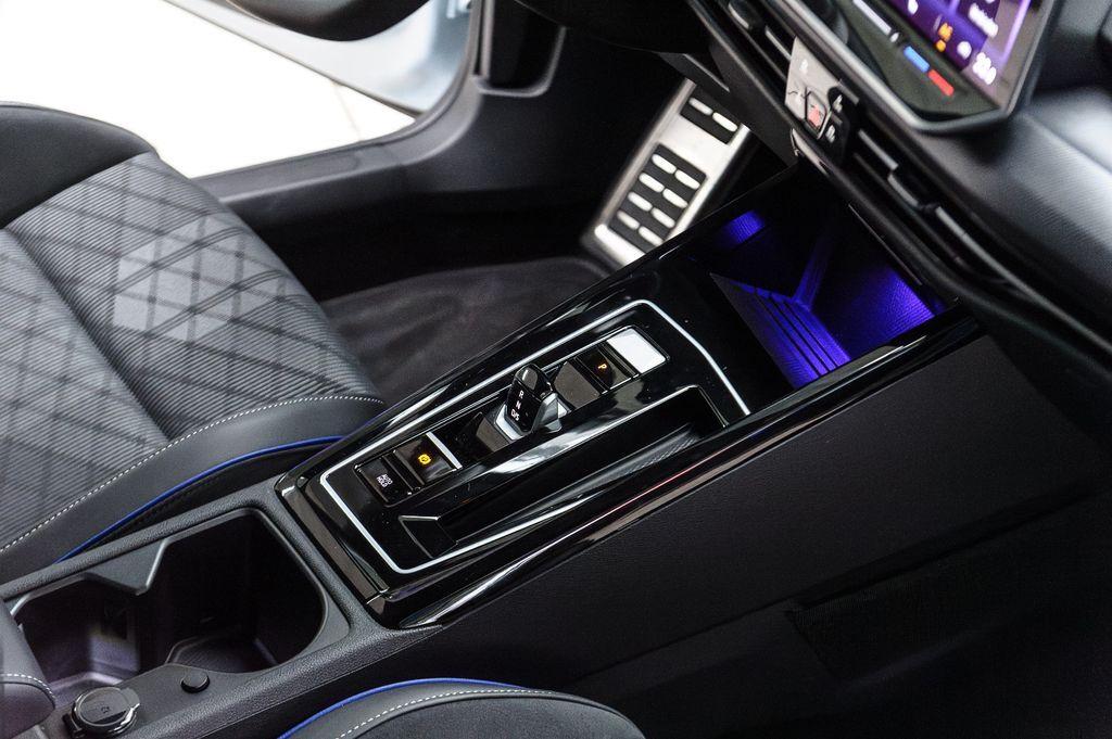 Volkswagen Golf VIII 2.0 TDI R-Line IQ-LIGHT+BLACK-STYLE