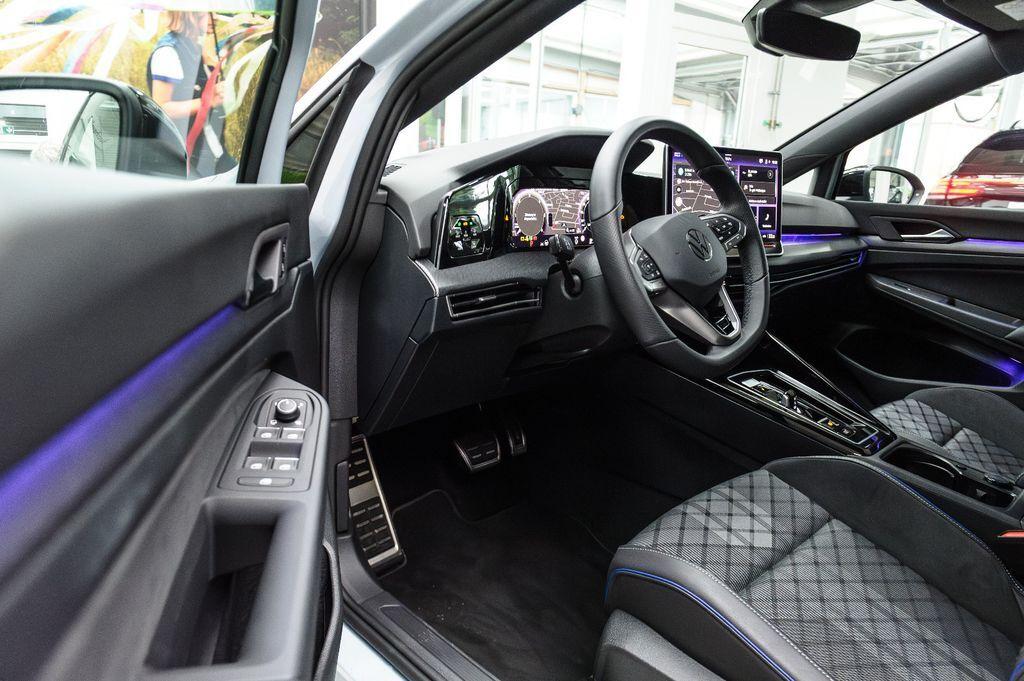 Volkswagen Golf VIII 2.0 TDI R-Line IQ-LIGHT+BLACK-STYLE