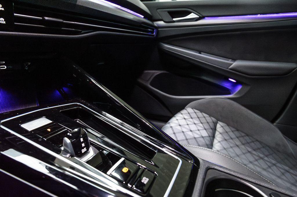 Volkswagen Golf VIII 2.0 TDI R-Line IQ-LIGHT+BLACK-STYLE