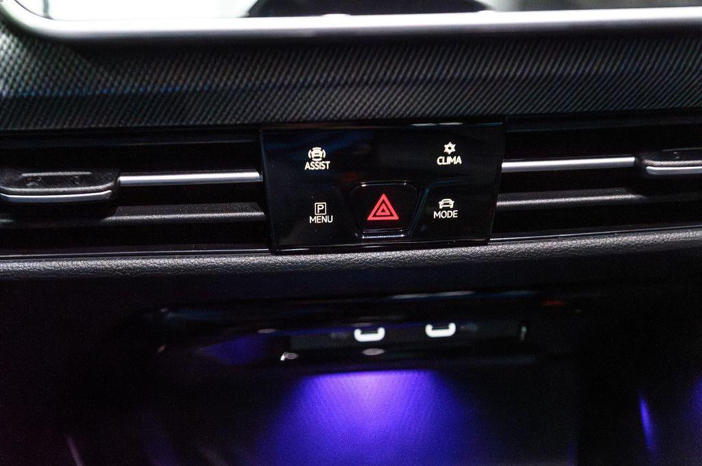 Volkswagen Golf VIII 2.0 TDI R-Line IQ-LIGHT+BLACK-STYLE