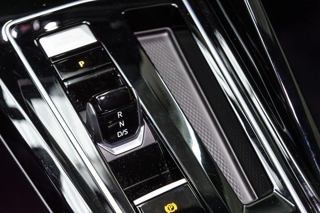 Volkswagen Golf VIII 2.0 TDI R-Line IQ-LIGHT+BLACK-STYLE