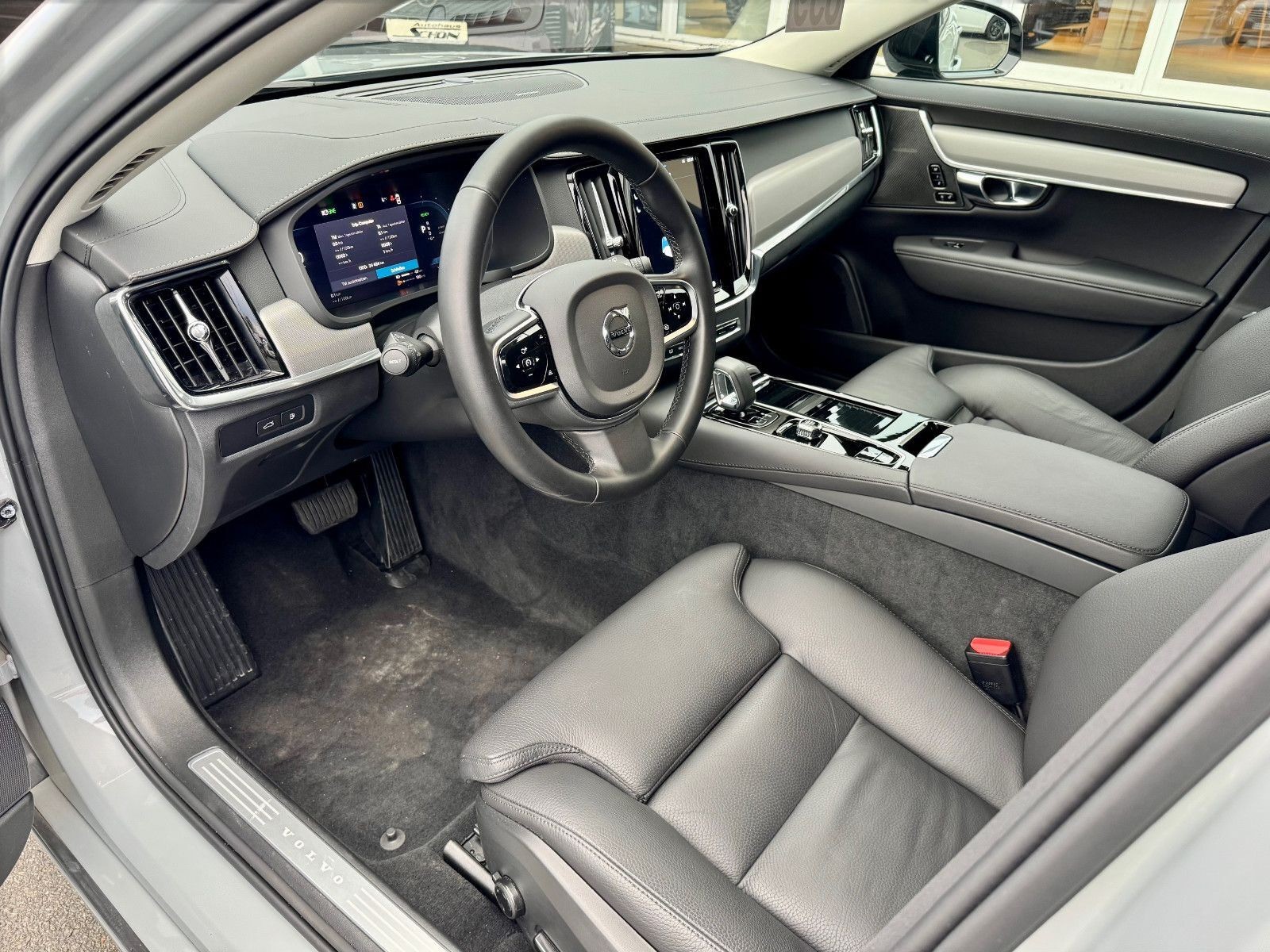 Volvo V90 T6 Plus Dark Recharge Plug-In Hybrid AWD