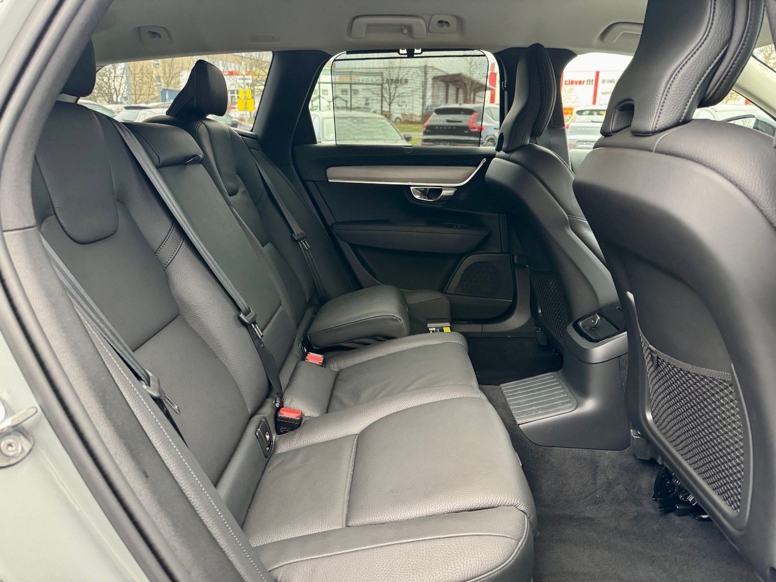 Volvo V90 T6 Plus Dark Recharge Plug-In Hybrid AWD