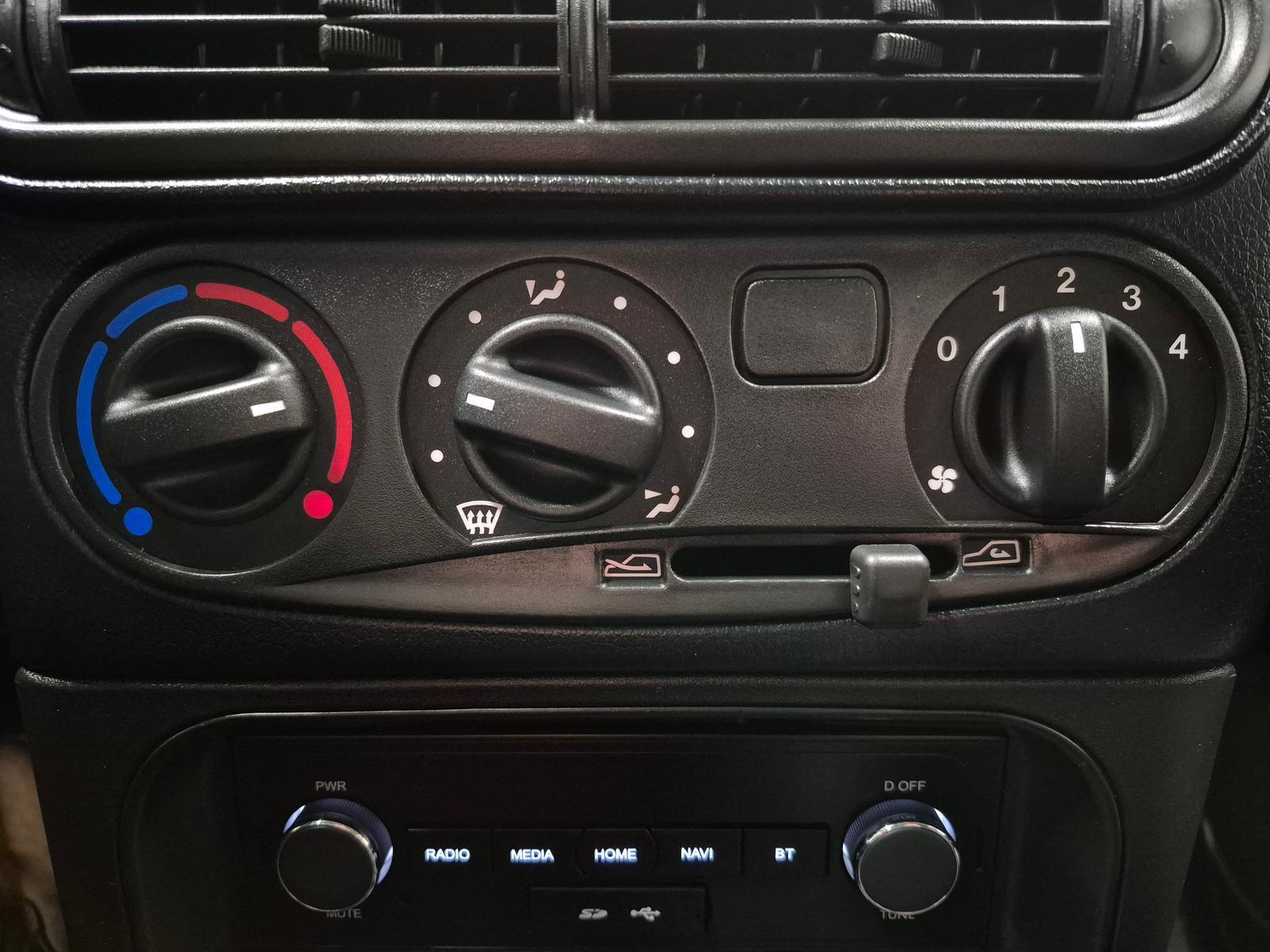 Lada Niva Travel SHZ/Scheibenhzg/PDC/Kam