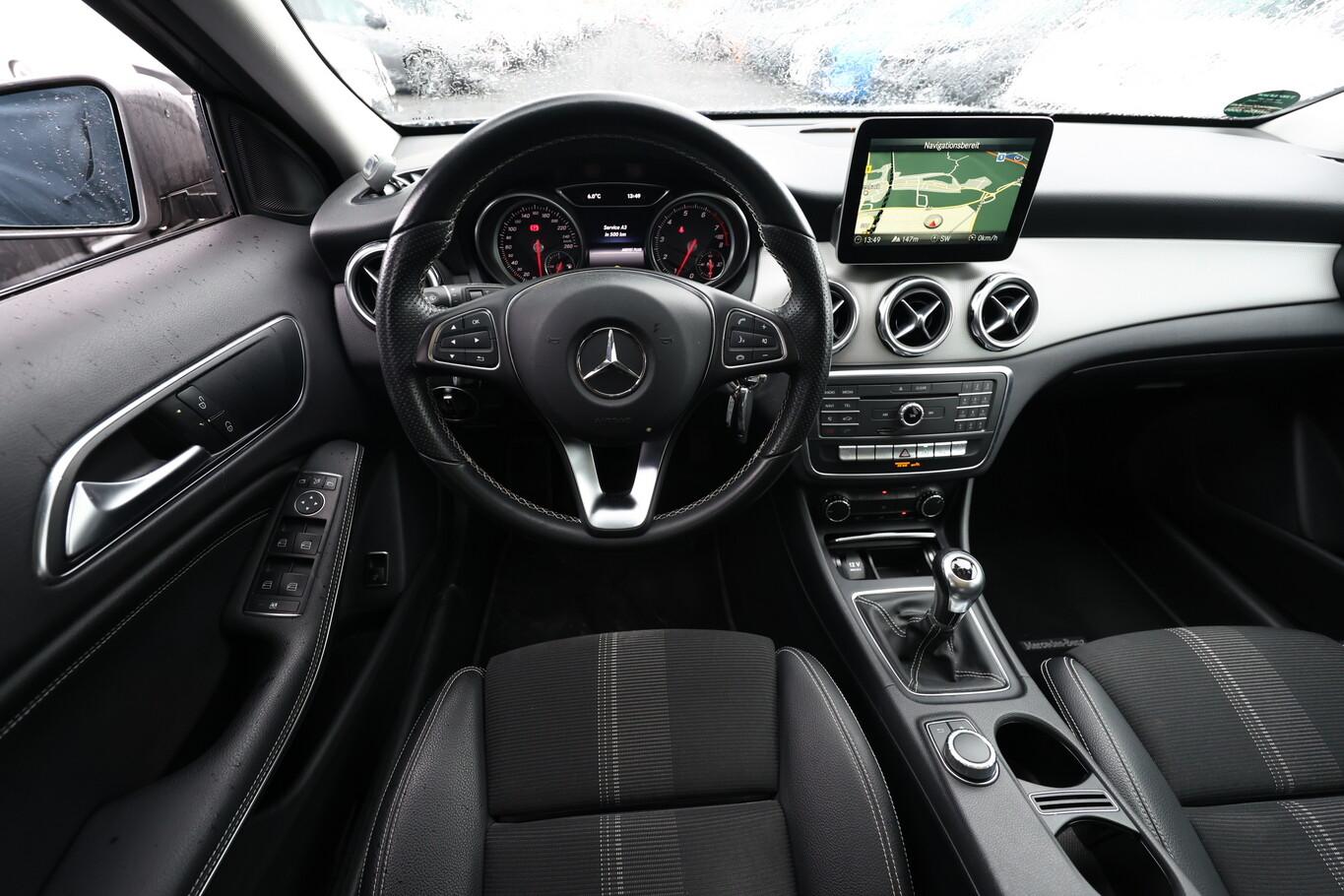 Mercedes-Benz GLA 180 Urban Pano Nav LED eHk ParkAs LaneAs 18Z