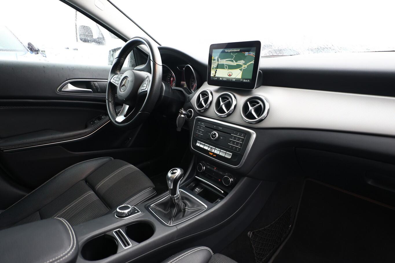 Mercedes-Benz GLA 180 Urban Pano Nav LED eHk ParkAs LaneAs 18Z