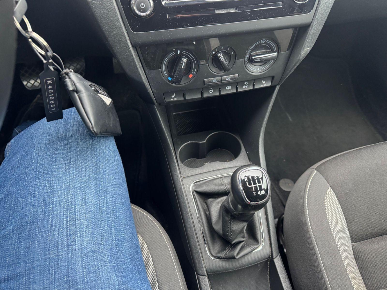 Skoda Rapid Spaceback Ambition PDC MFL Temp SHZ 1 Hand