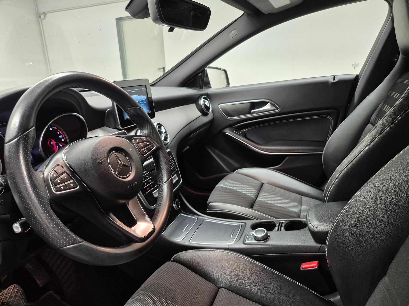 Mercedes-Benz CLA 180 Limousine  LED/Navi/SHZ/18-LM/Tempomat