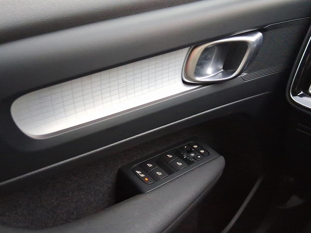 Volvo XC40 Core*NAVI*AHK*PARKASSISTENZ*SITZ- & LENKRADHEIZUNG*
