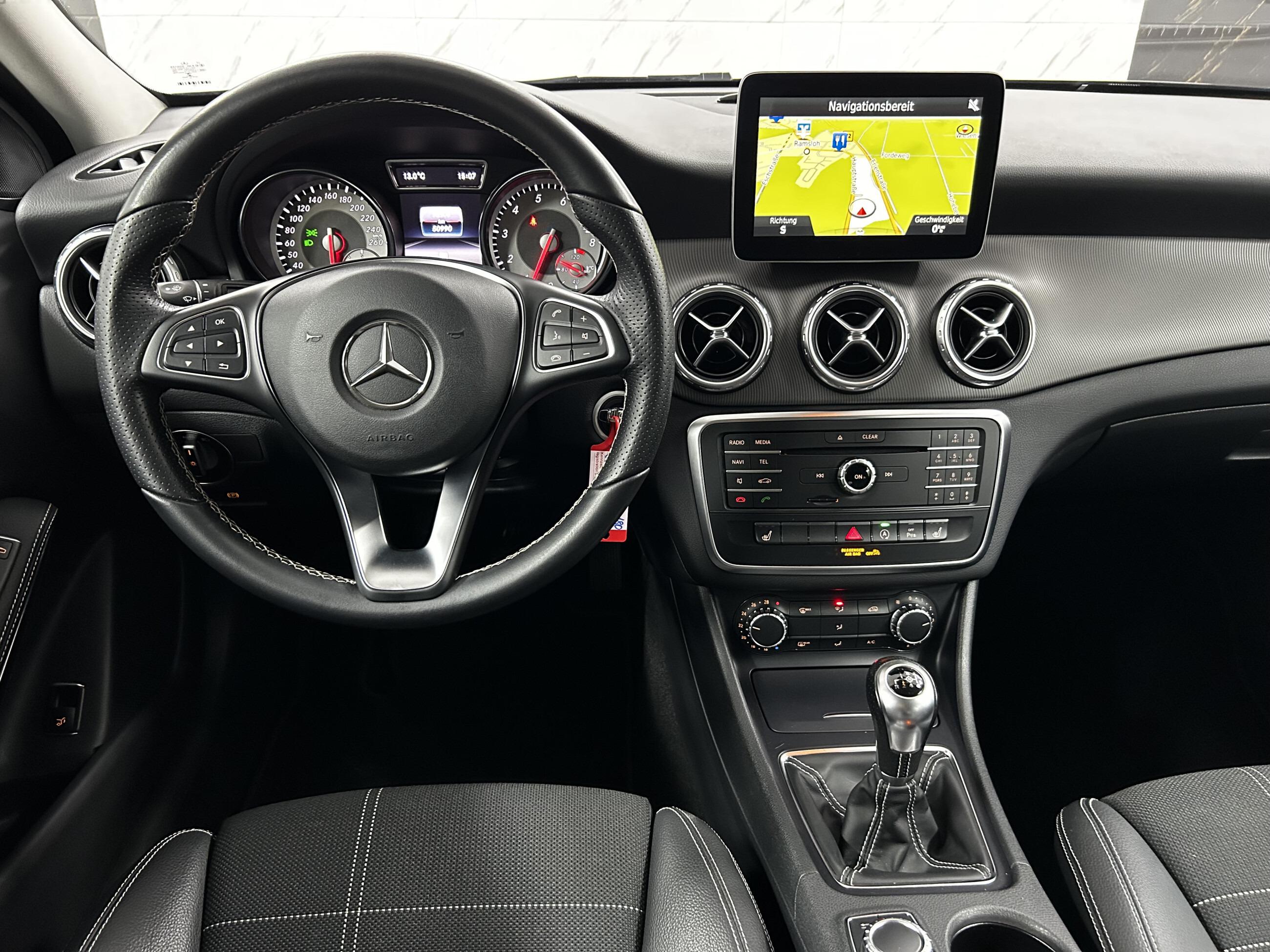 Mercedes-Benz GLA 180 AHK+Bi-Xenon+Ambiente+Navi+Spur-Assist