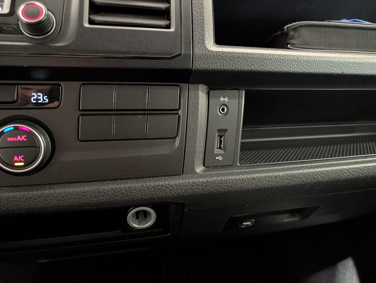Volkswagen T6 Caravelle 9 Sitzer 3-Zonen-Klima Navi AHK GRA