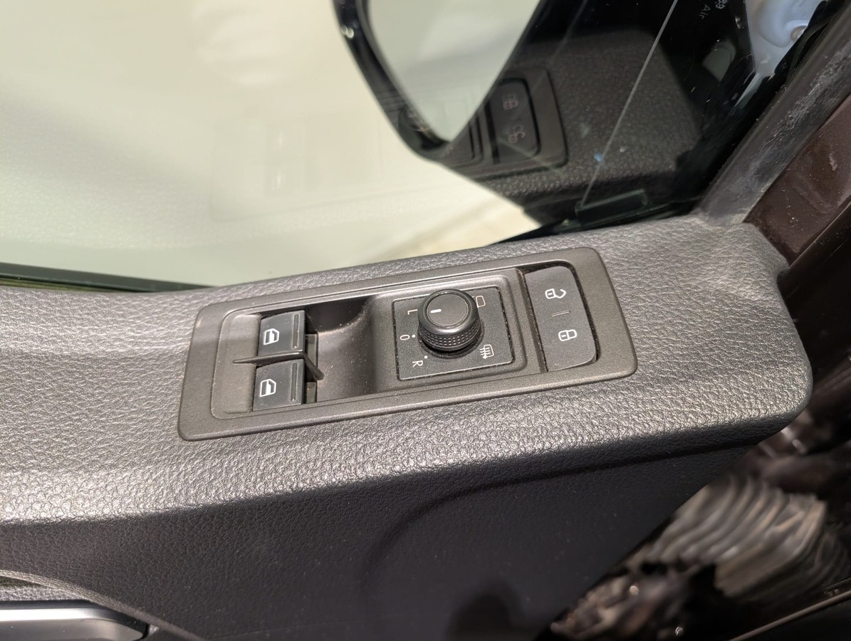 Volkswagen T6 Caravelle 9 Sitzer 3-Zonen-Klima Navi AHK GRA