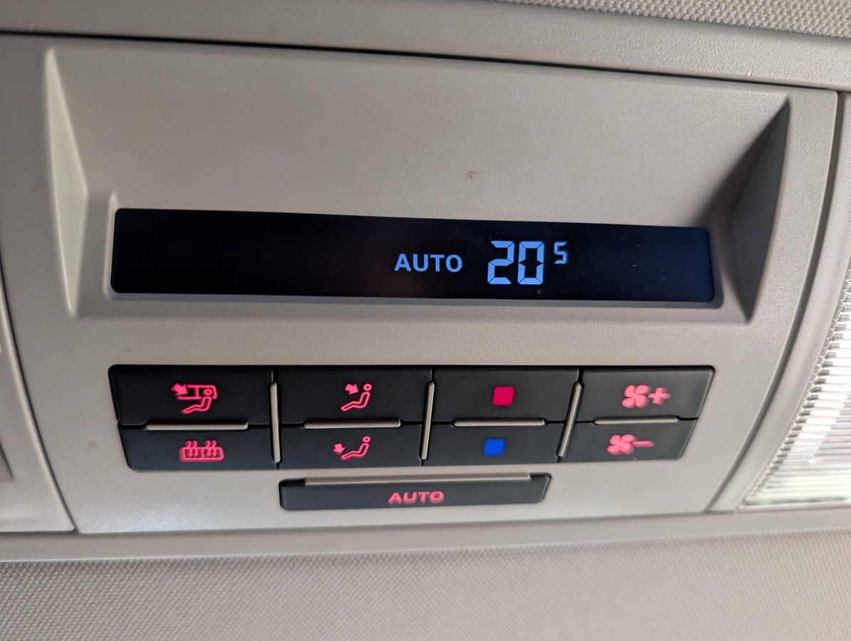 Volkswagen T6 Caravelle 9 Sitzer 3-Zonen-Klima Navi AHK GRA