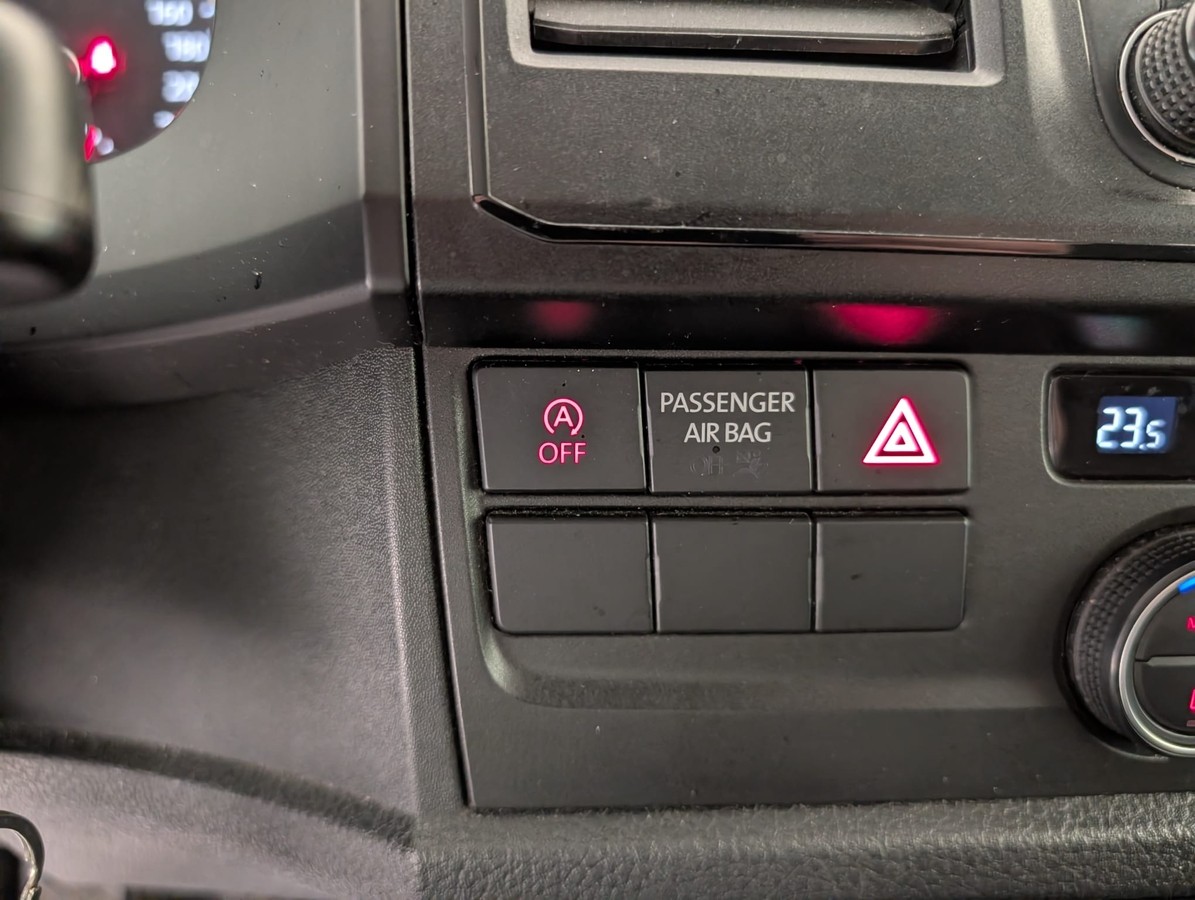 Volkswagen T6 Caravelle 9 Sitzer 3-Zonen-Klima Navi AHK GRA
