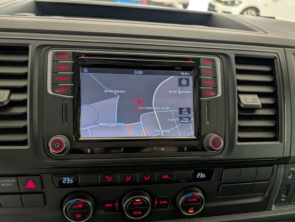 Volkswagen T6 Caravelle 9 Sitzer 3-Zonen-Klima Navi AHK GRA